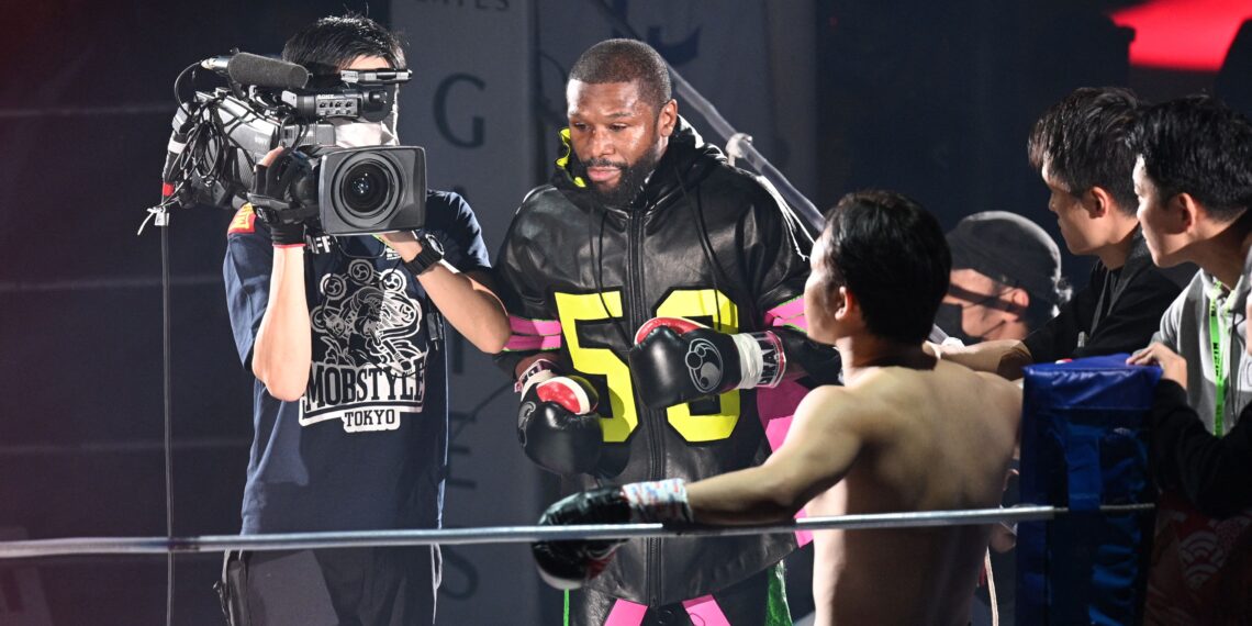 Mayweather to fight Aaron Chalmers in February