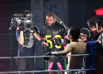 Mayweather to fight Aaron Chalmers in February