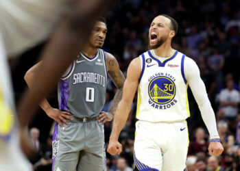 Curry sets NBA record as Warriors blowout Kings in Game 7