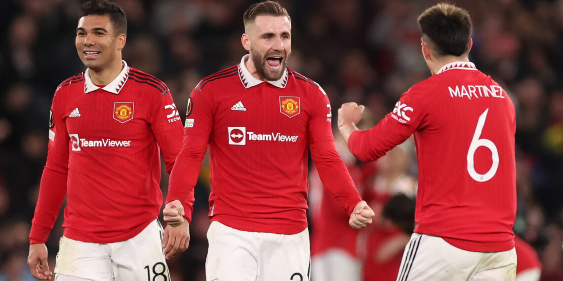Shaw signs new Manchester United contract