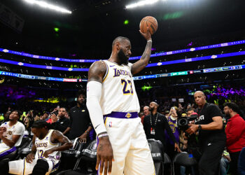 LeBron James reacts to historic 40,000 career points