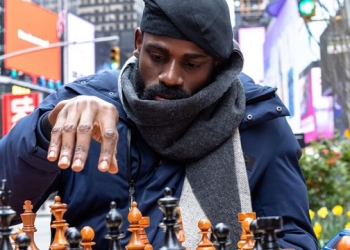 Tunde Onakoya: Nigerians celebrate as chess master breaks Guinness World Record