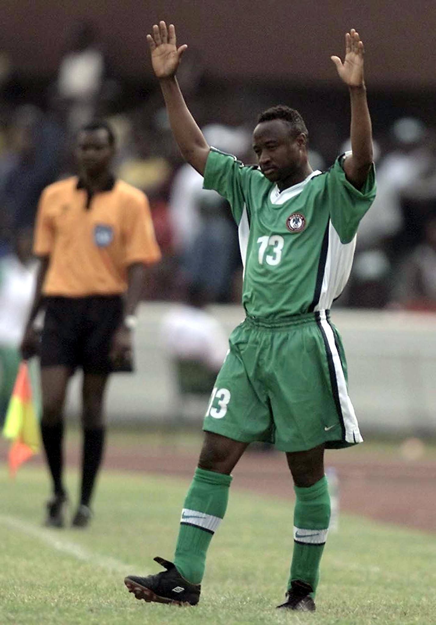 Nigerian player Tijani Babangida waves as he enters the pitch 23 January 2000 for the match Nigeria vs Tunisia in Lagos, during the African Nations Cup. (ELECTRONIC IMAGE) (Photo by Olivier MORIN / AFP) (Photo by OLIVIER MORIN/AFP via Getty Images)