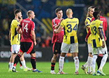 UEL Round-up: Mourinho sent off as Fenerbahce hold Man Utd; Spurs pip 10-man Alkmaar