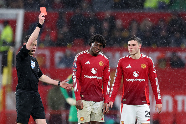 Premier League: 10-man Man United beat Ipswich, Arsenal held at Forest