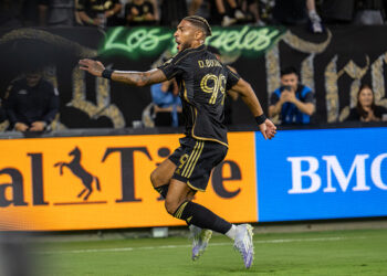 De Bruyne honored to wear iconic Maradona number in first Napoli training