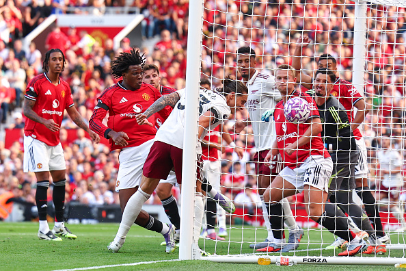 Arsenal claim narrow win over rivals Man United in Premier League opener