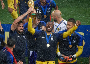 Ex-France goalkeeper Mandanda announces football retirement