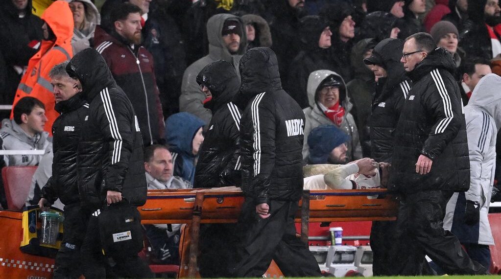 Liverpool defender Bradley set for lengthy spell with knee injury