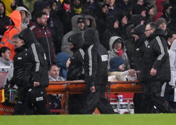 Liverpool defender Bradley set for lengthy spell with knee injury